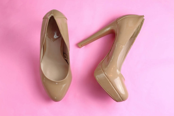 Модный гламур фантазии бежевый голый розовый патент глянцевая пара элегантных туфель на высоких каблуках на розовом фоне
 - Фото, изображение