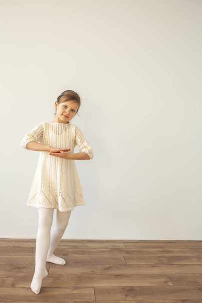 eine kleine Ballerina im weißen Kleid  - Foto, Bild