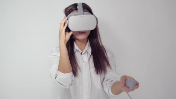 Young woman wearing vr glasses - Metraje, vídeo