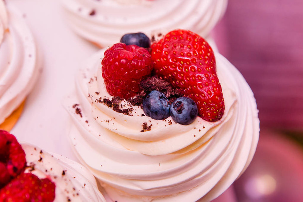 berries topping a delicious cake close up - Foto, Imagem