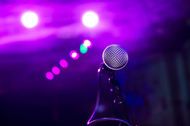 el micrófono bajo las luces del escenario con bokeh
 - Foto, imagen
