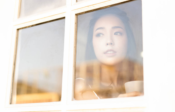 Disfrutando de su café fresco.Retrato de hermosas mujeres asiáticas jóvenes
 - Foto, Imagen