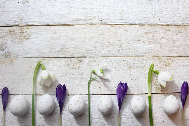 nádherné květinové ohraničení na bílých deskách - Fotografie, Obrázek