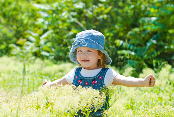 yemyeşil bir alan içinde mutlu bir çocuk - Fotoğraf, Görsel