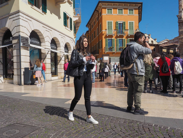People in Verona city centre - Фото, изображение