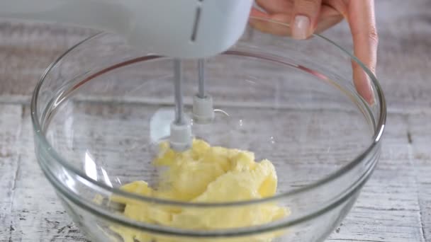 Beat the butter in a bowl. The process of making cream for a cake. - Filmmaterial, Video