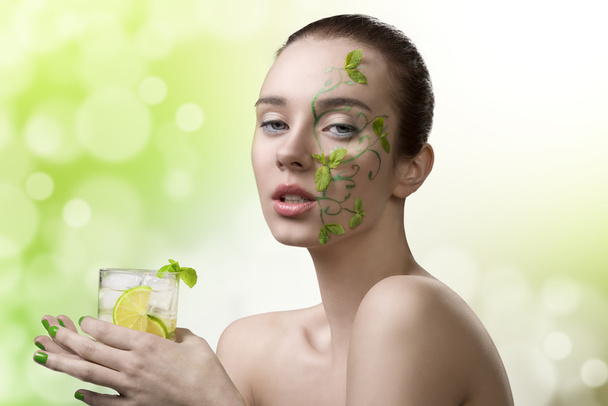pretty woman with fresh make-up and cold mojito - Foto, Imagem