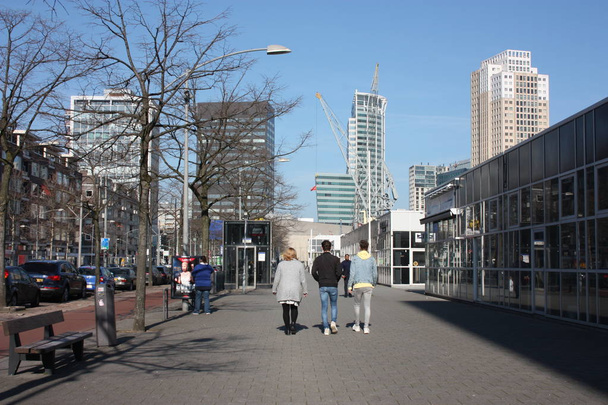 gebouwen, paleizen en moderne bouwwerken in de levendige straten van de grootstedelijke stad Rotterdam - Foto, afbeelding