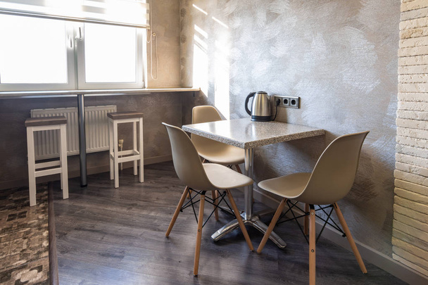 Une table avec chaises à l'intérieur de la cuisine
 - Photo, image