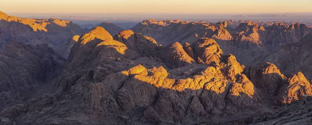 Αίγυπτος. Όρος Σινά το πρωί με την Ανατολή. (Όρος Χωρήβ, Gabal Musa, ο Μωυσής). Τόπος προσκυνήματος και διάσημο τουριστικό προορισμό. - Φωτογραφία, εικόνα