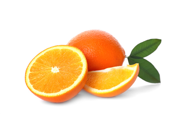 Φρέσκα πορτοκάλια με φύλλα που απομονώνονται σε λευκό - Φωτογραφία, εικόνα