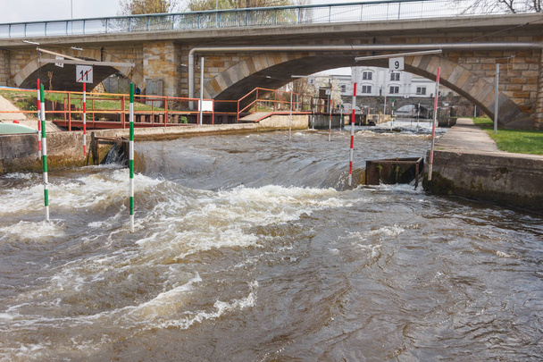 Kayak entrenamiento, Kayak Carrera cerca del puente donde el agua fuertes remolinos surgen cerca de las pilas
 - Foto, Imagen
