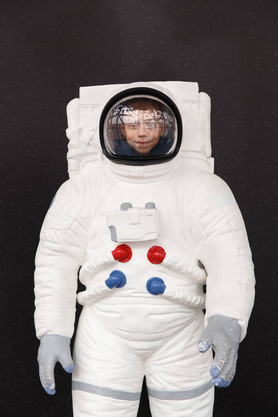 Portrait of a cute young boy in a space suit - Foto, Imagen