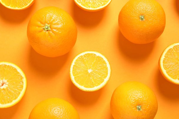 Flat lay composition with ripe oranges on color background - Foto, afbeelding