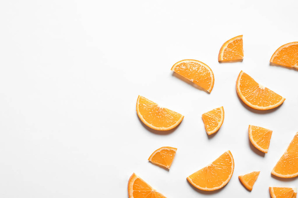 Composition with orange slices on white background, top view - Foto, afbeelding