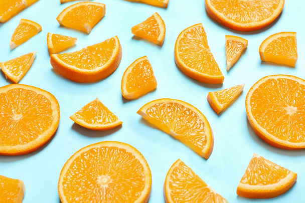Composition with orange slices on color background - Foto, afbeelding