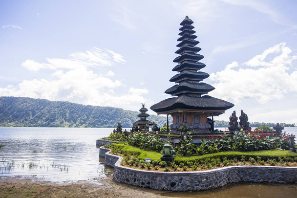 Ulun de Leeuw Beratan tempel op Bali, een van de mooiste tempels op het eiland - Foto, afbeelding