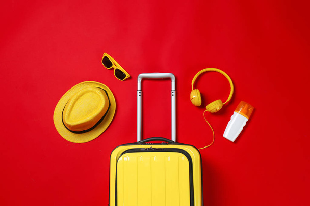 Flat lay samenstelling met stijlvolle koffer en accessoires op kleur achtergrond - Foto, afbeelding