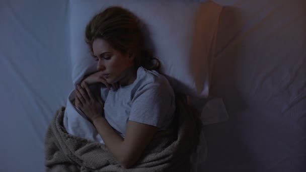 Lady płacz w sen przez silną migreny, koszmary, załamanie nerwowe - Materiał filmowy, wideo