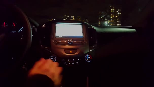 Macchina fotografica posteriore della vista dell'automobile mentre il veicolo che inverte alla notte. Utilizzando la fotocamera di backup durante la sera
. - Filmati, video