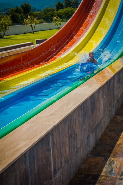 水公園のスライドに乗る少年 - 写真・画像