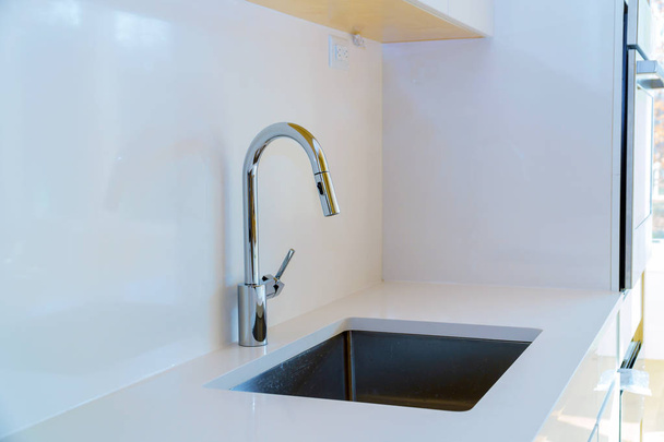 Nouvelle cuisine blanche moderne avec robinet d'eau chromé intégré
 - Photo, image