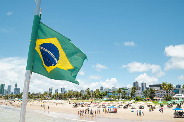 Bandera de Brasil en una playa turística
 - Foto, Imagen