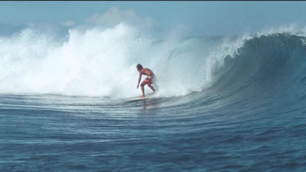 MOCIÓN LENTA: Surfista profesional extremo surfeando olas de cañón de tubo grande
 - Imágenes, Vídeo