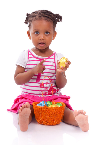 Африканская азиатка держит шоколадное яйцо
 - Фото, изображение