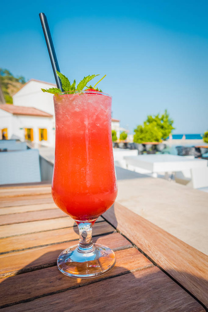 Belo cocktail vermelho no café do resort
 - Foto, Imagem