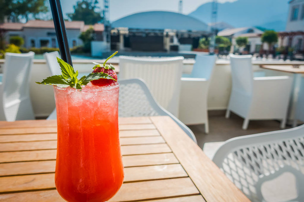 schöner roter Cocktail im Café des Resorts - Foto, Bild