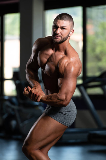 Handsome Muscular Man Flexing Muscles In Gym - Fotoğraf, Görsel