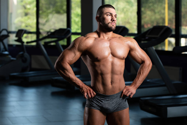 Serious Bodybuilder Standing In The Gym - Φωτογραφία, εικόνα