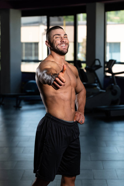 Bodybuilder Flexing Muscles - 写真・画像