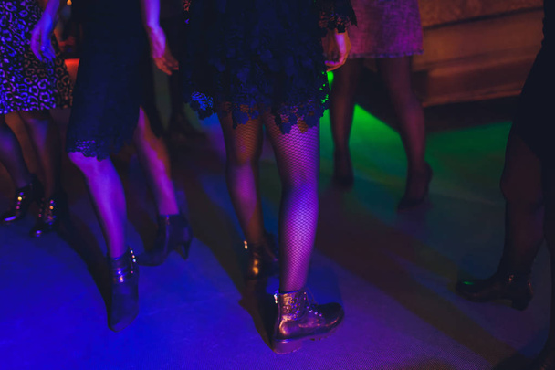 Ноги танцюючих людей на вечірці
. - Фото, зображення
