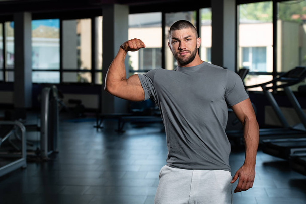 Muscular Man Posing In Gray T-shirt - Fotó, kép