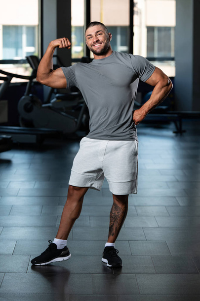 Healthy Man Posing In Gray T-shirt - Foto, Imagem