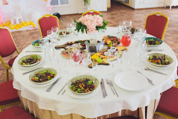 Elegáns bankett asztal készített konferenciák és partik és virágok díszítik a vendégek. - Fotó, kép