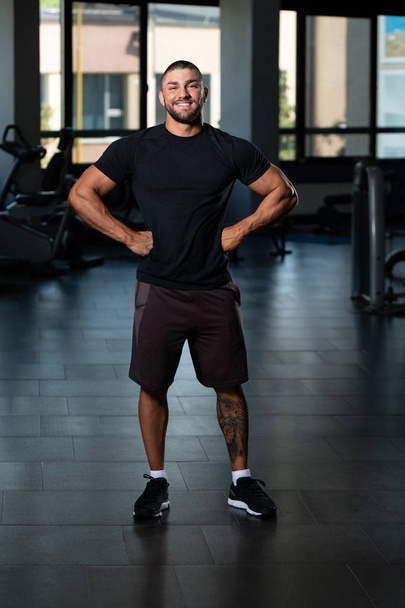 Muscular Man Posing In Black T-shirt - Foto, imagen