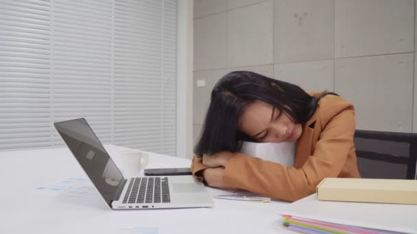 mujer de negocios trabajar duro y dormir en el lugar de trabajo de la oficina, despertar para trabajar en el trabajo
 - Imágenes, Vídeo