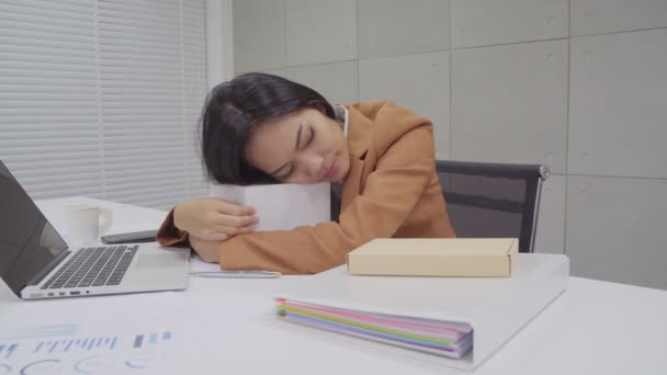 obchodní žena pracuje tvrdě a spí na pracovišti, probuzení do práce - Záběry, video