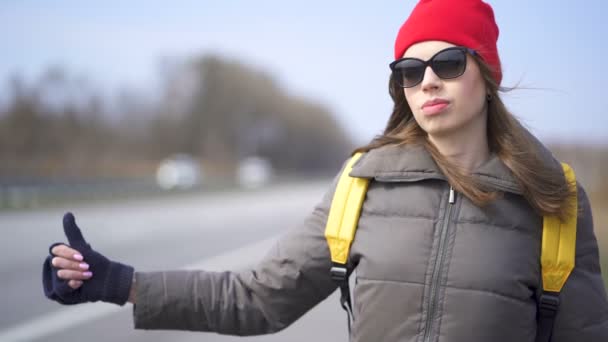                          Fiatal csinos nő autóstoppal, ujját fel. Élet az utazási csapatban  - Felvétel, videó