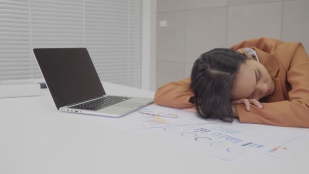 üzleti nő keményen dolgozik, és alszik irodai munkahelyen, felébredni, hogy a munka a munka - Felvétel, videó