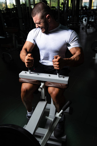 Athlete Exercising Calves In The Gym - Foto, afbeelding
