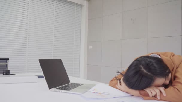 Geschäftsfrau arbeitet hart und schläft am Büroarbeitsplatz, wacht auf, um im Job zu arbeiten - Filmmaterial, Video