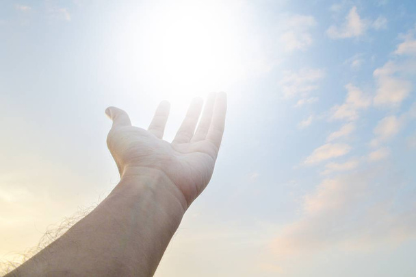 Взрослая рука тянется к небу
 - Фото, изображение