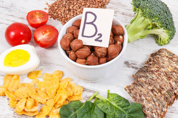 Tápláló összetevőket tartalmazó B2-vitamin, természetes ásványi anyagok és rost, egészséges táplálkozás - Fotó, kép