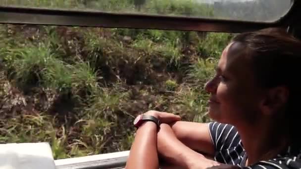 A young woman is travelling Sri-Lanka by train. - Séquence, vidéo