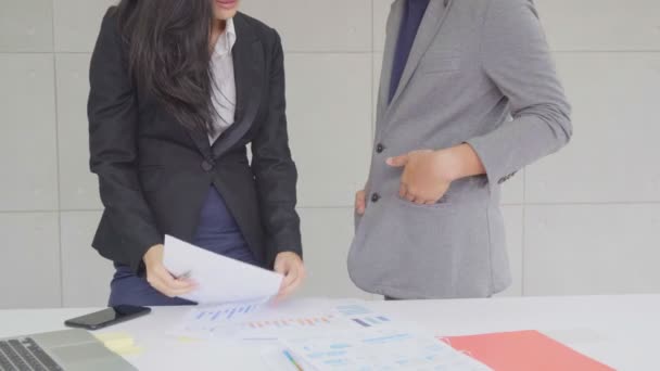 Asian business woman manager work serious and throw paper document to office worker - Imágenes, Vídeo