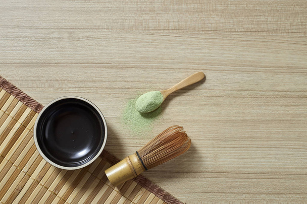Té verde en polvo con batidor de bambú
 - Foto, Imagen